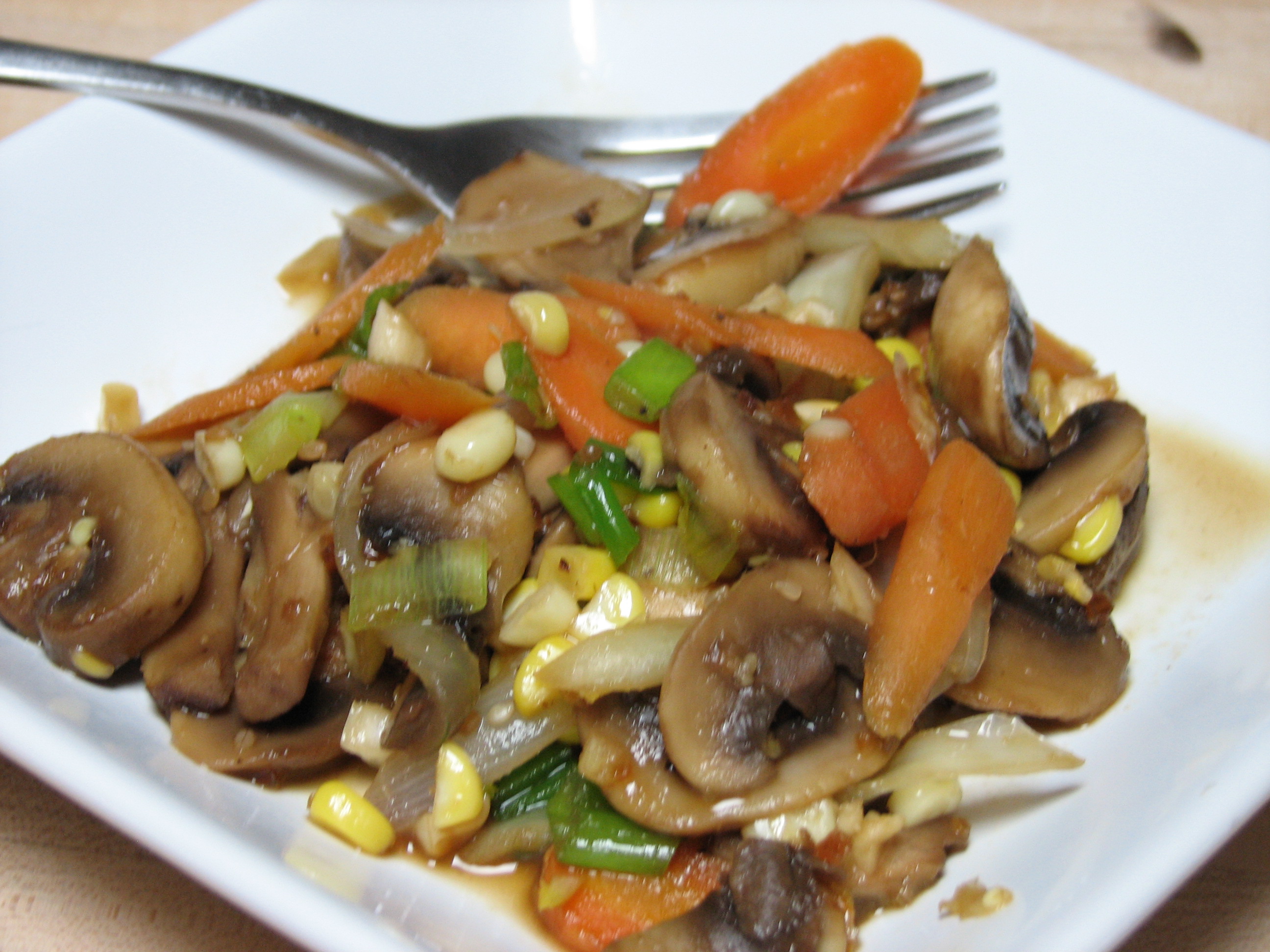 Салат с фасолью грибами морковью и луком