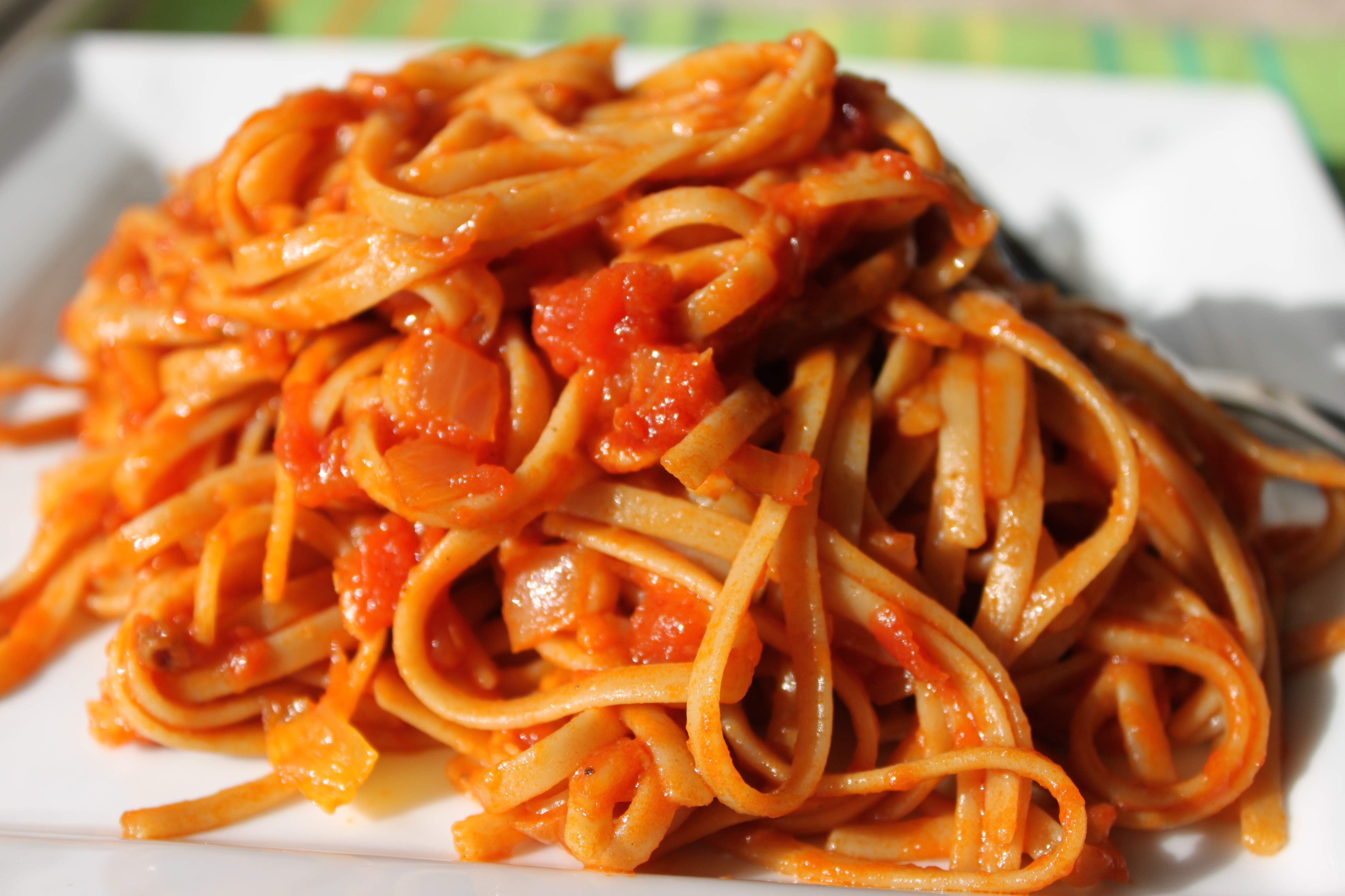 Спагетти с томатной пастой и сыром