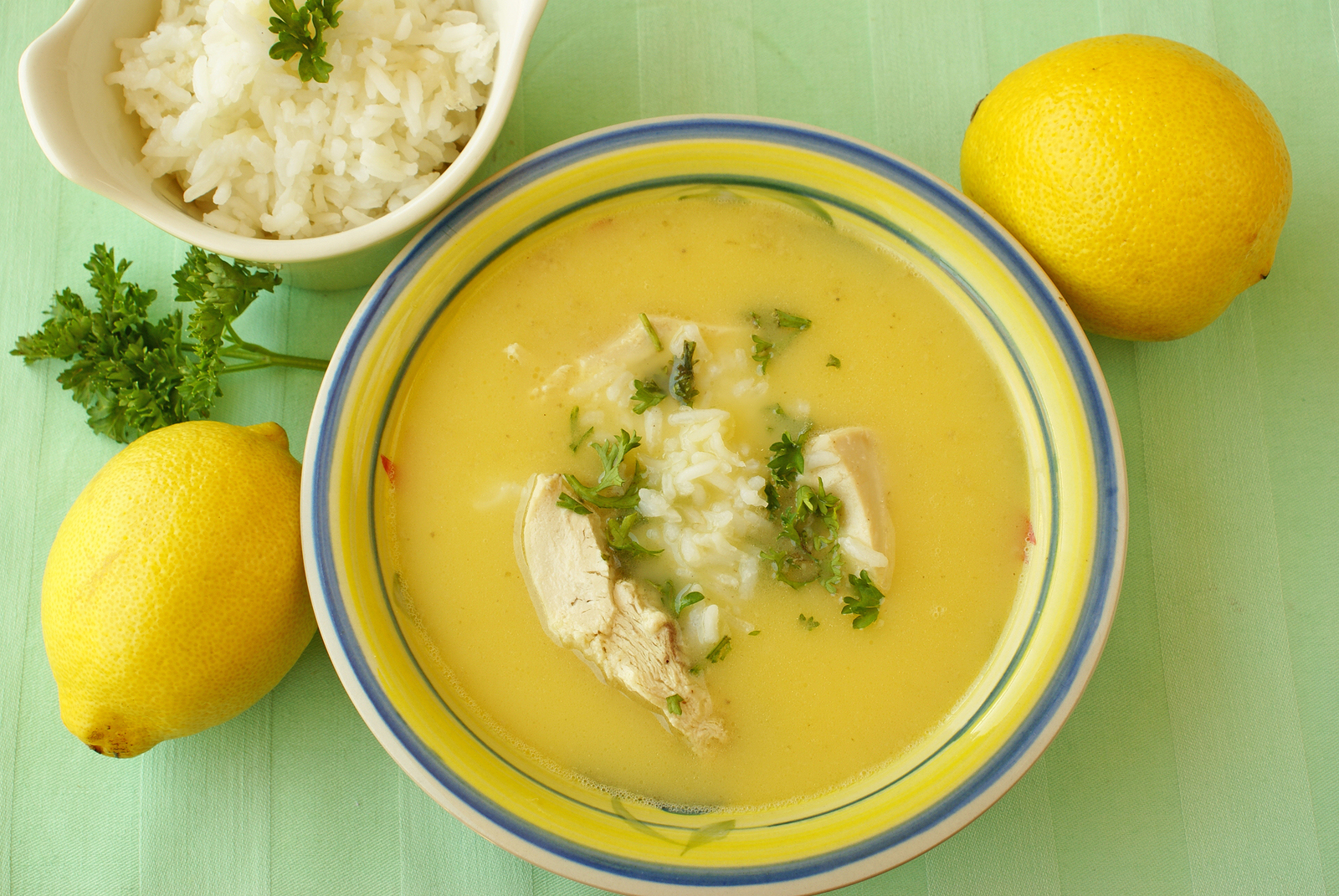 شوربة الدجاج اليونانية